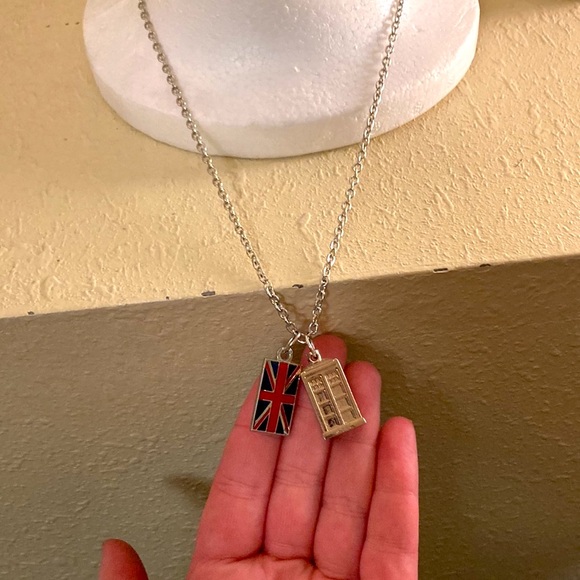 😎3/$10 🆕💙Dr Who- Tardis and Union Jack Necklace - Picture 1 of 7